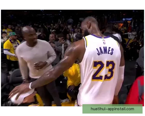 詹姆斯赛后暖心致敬女记者 本该休息却坚持回归令人感动